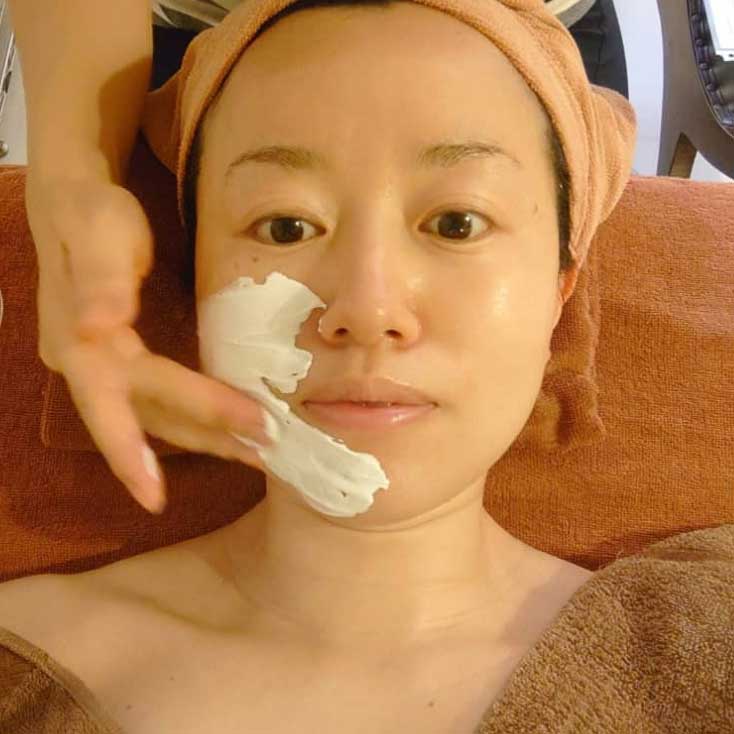 マスクドゥムースを顔に塗られる女性