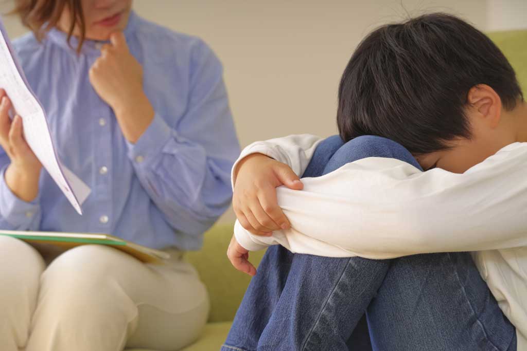 子供の心配をするお母さん