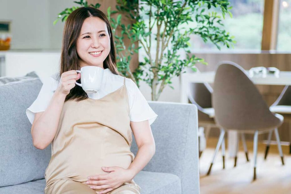 お茶を飲む妊婦